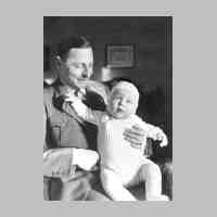 011-0067  Fruehjahr 1936. Vater Oskar von Frantzius mit Sohn Wolf-Dietrich.jpg